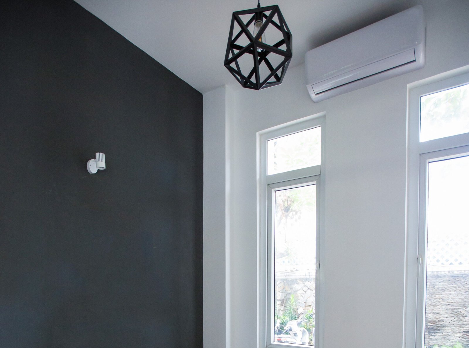 design-cinza-moderno-de-sala-pequena-2-scaled Por que meu Ar Condicionado está gastando tanta energia?